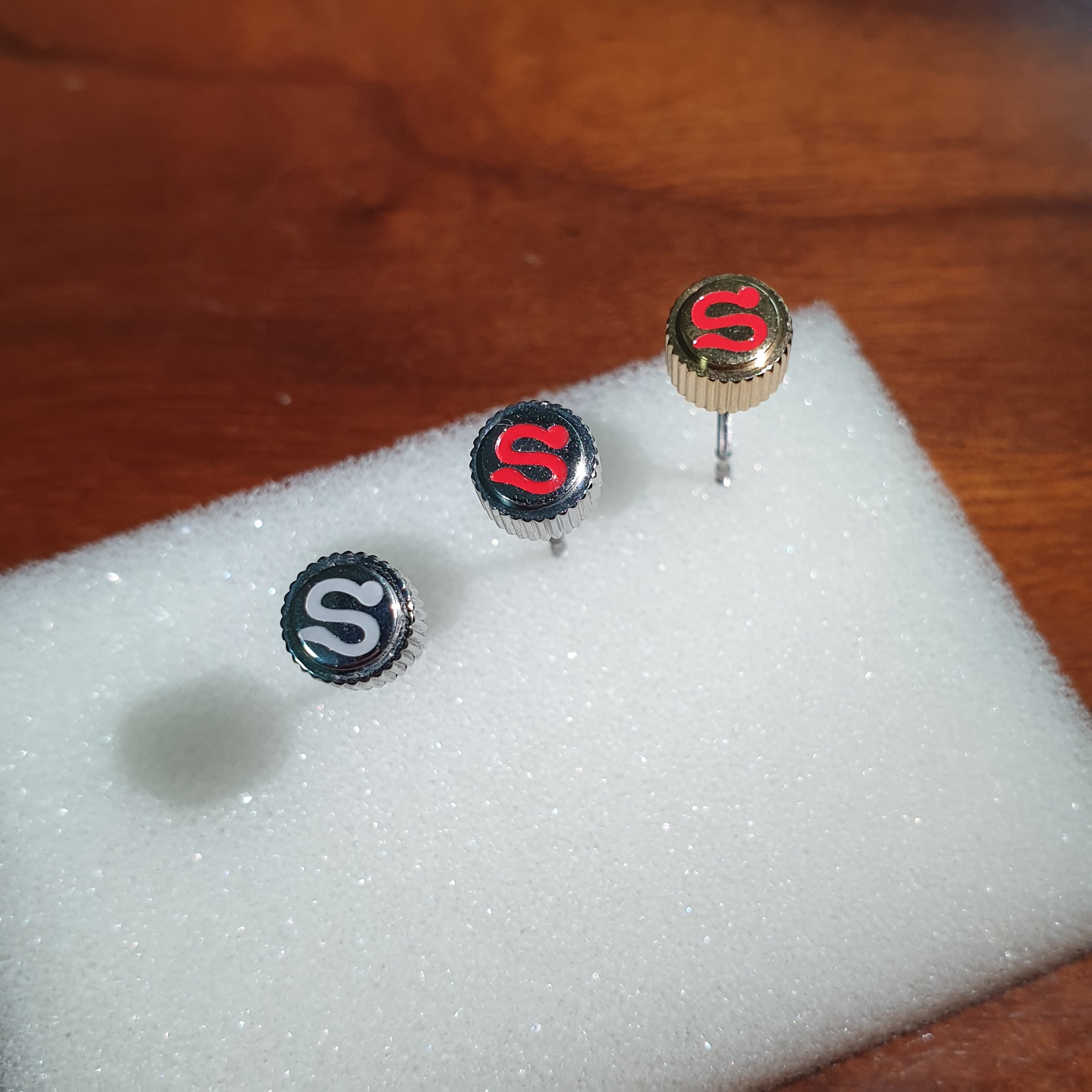 CRN005 SKX007 Polished Coin-Edged Crown with Red S