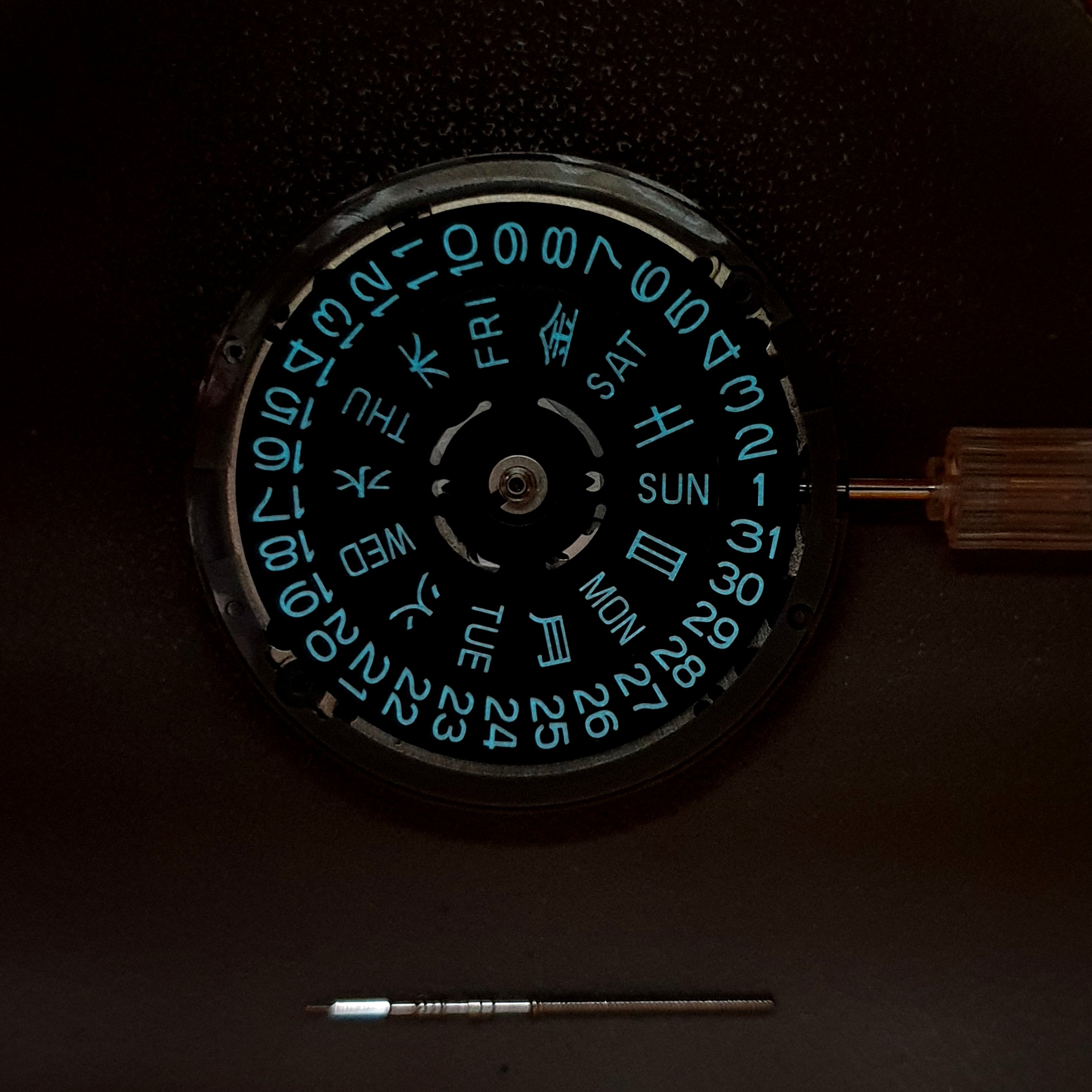 MVT013a-NH36-Blue-Lume-3oclock